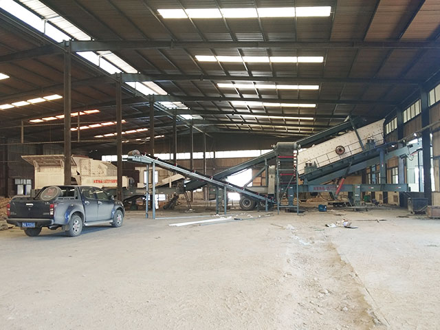 廣西年處理50萬噸環(huán)保型移動式建筑垃圾破碎生產(chǎn)線現(xiàn)場