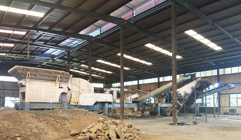 移動(dòng)式破碎站處理現(xiàn)場