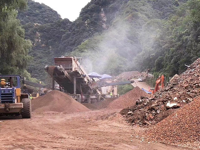 時產(chǎn)200噸移動破碎機(jī)助力陜西秦嶺建筑垃圾再生利用