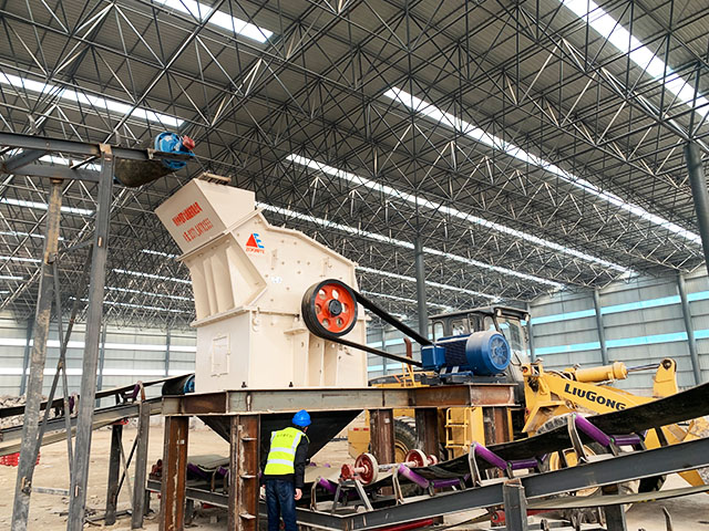 開(kāi)封大型固定式石料、混凝土生產(chǎn)線(xiàn)安裝調(diào)試現(xiàn)場(chǎng)