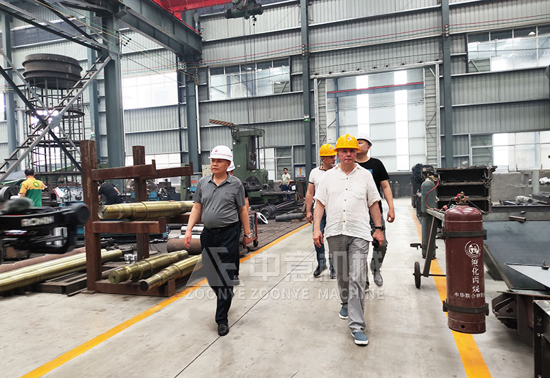 帶領(lǐng)客戶參觀車間